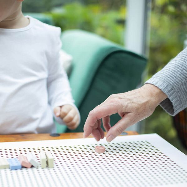 Die Oma spielt mit de Enkel, sie legen KINGSTONES Steine auf die Grundplatte