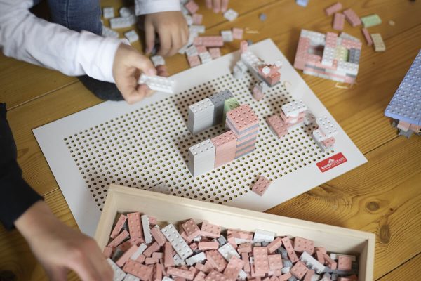 Blick von oben auf zwei Kinder, die mit KINGSTONES spielen