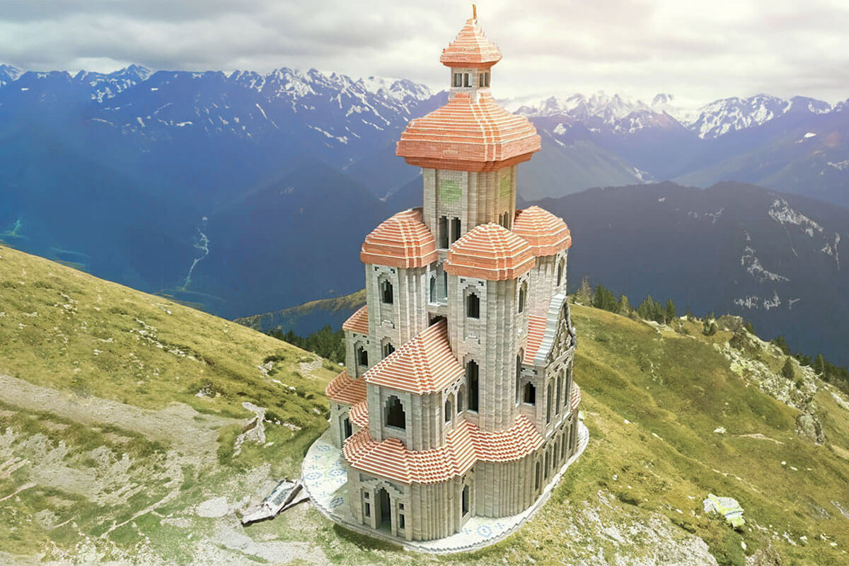 Barocke Kirche aus Kingstones_Steinen in Berglandschaft montiert