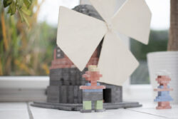 Aus KINGSTONES kann man auch eine Windmühle bauen und menschliche Figuren